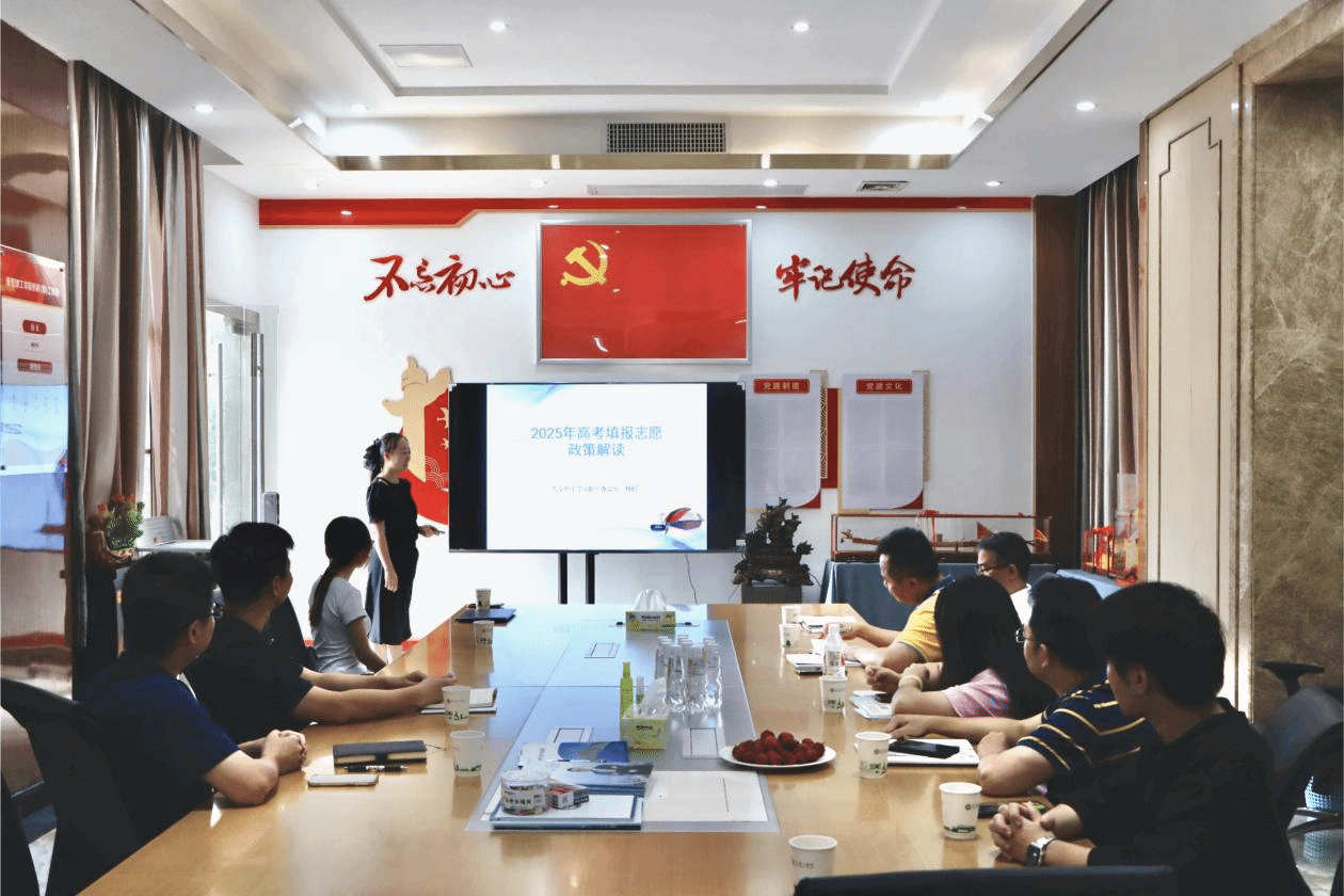 学校举办校友专属2025年高考招生咨询 交流活动