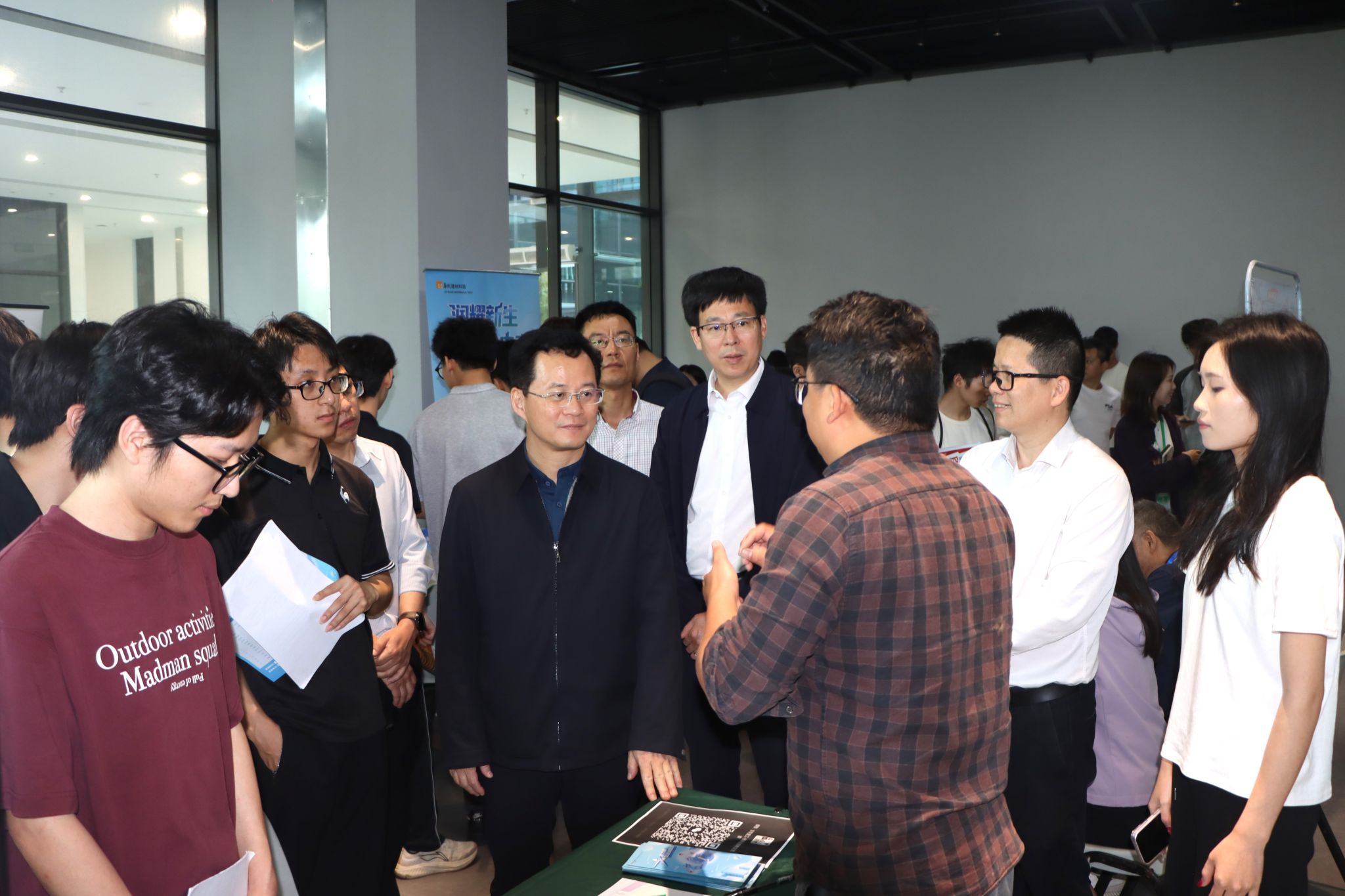 学校春季学期首场“莞工就业集市”招聘活动顺利举行